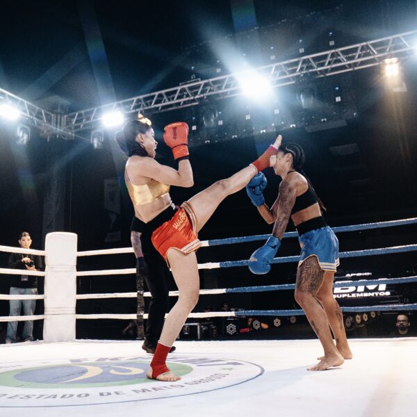 Carolina Sousa Santos conquista dois títulos nacionais e se mantém invicta no kickboxing brasileiro